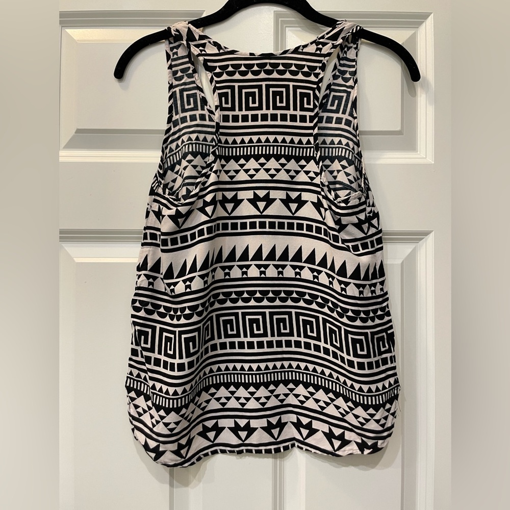 Patterned tank - Picture 2 of 3